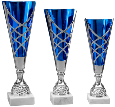 Drei metallische Trophäen mit blauem und silbernem Design stehen in aufsteigender Reihenfolge von links nach rechts auf Marmorsockeln und dienen jeweils als elegante Pokale Filderstadt 3-er Pokalserie 420 mm - 505 mm PK740520-3 für denkwürdige Erfolge.
